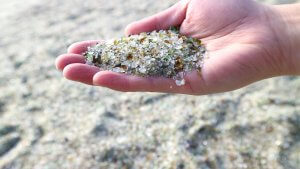 なぜガラスの砂浜に…？話題の場所の理由や行き方など